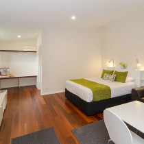 1-17-Cr5-interior-with-QS-bed